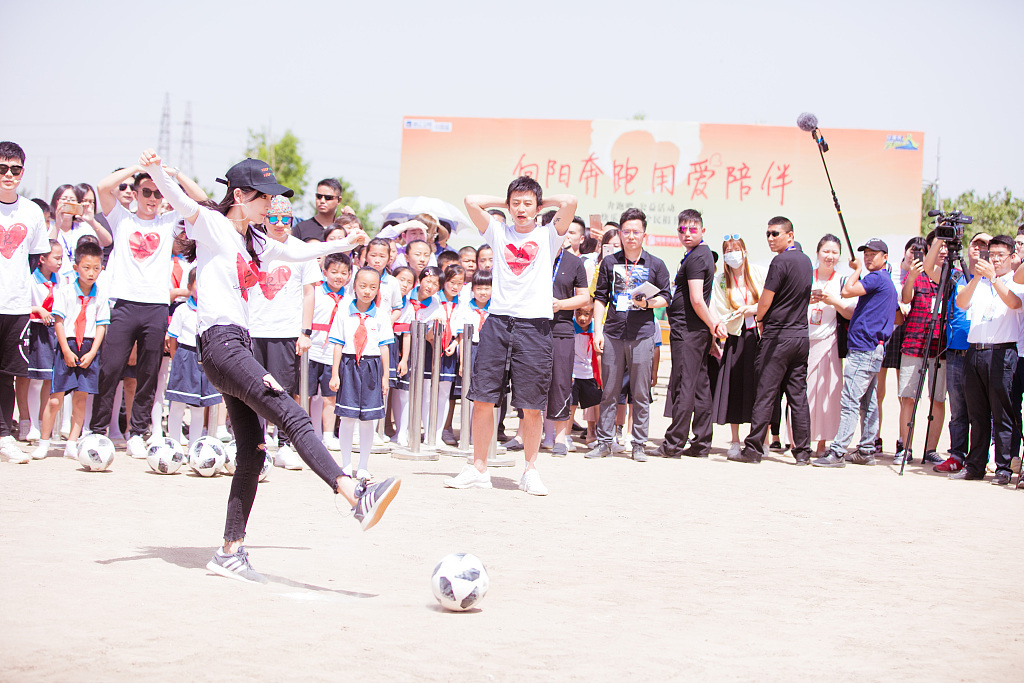 baby与鹿晗,baby踢球