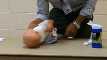 卧床老人换纸尿裤技巧,正确换纸尿裤的方法