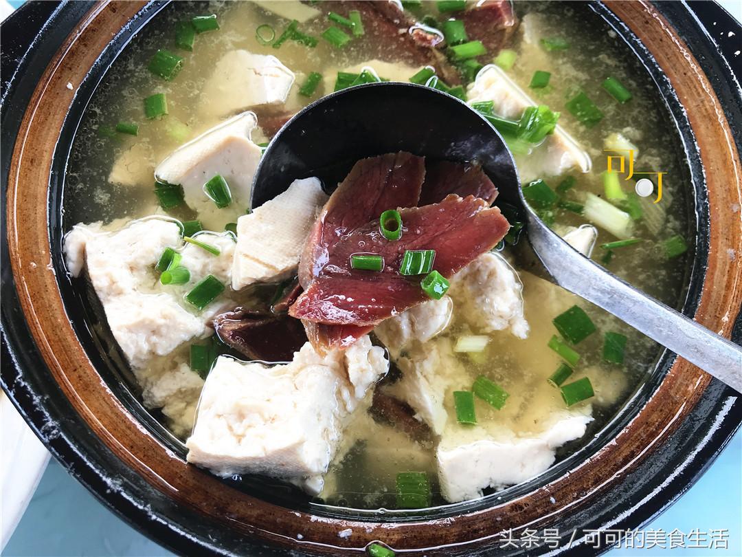 在新安江镇的农家乐，四个菜200元，第一次吃到新鲜河蚌