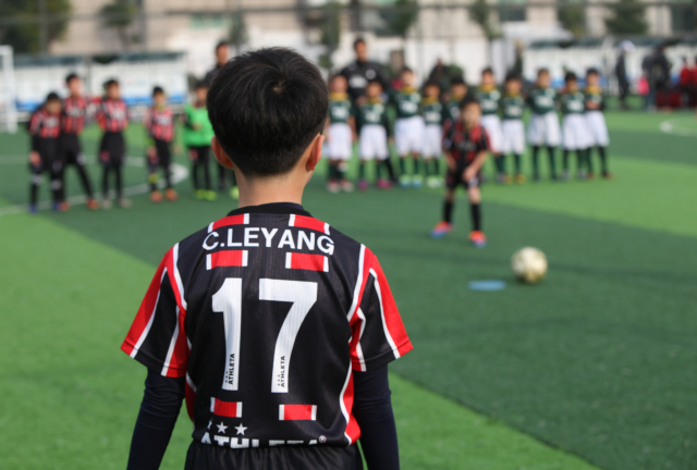 孩子很喜欢当足球守门员是为什么,在踢球时如何当好守门员