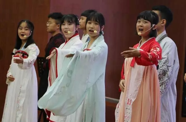 校园洋溢着青春的活力与气息,校园充满活力的气息和欢声笑语