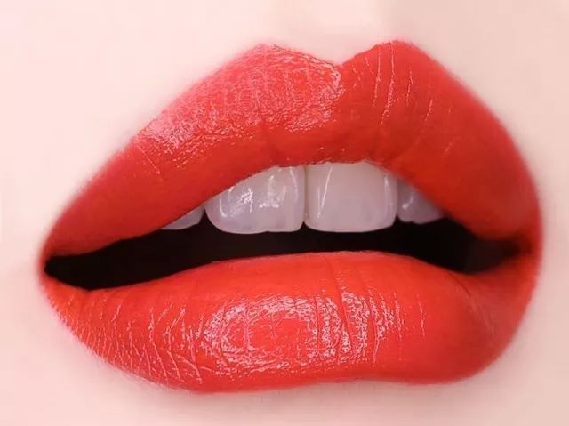 雅诗兰黛口红对比ysl,雅诗兰黛气场全开的口红