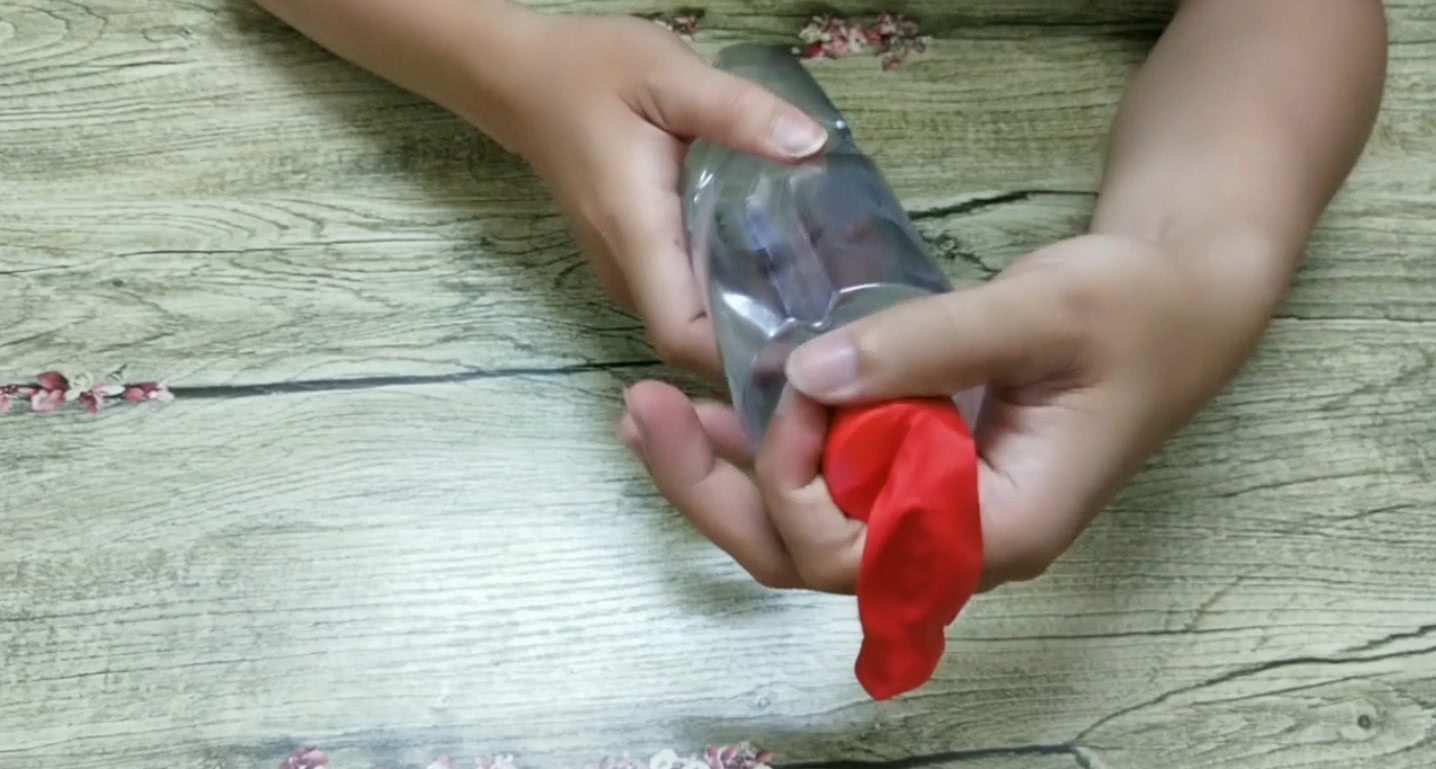 塑料瓶上打两个洞,马上变成打气筒,吹气球省力又省时,简单易学