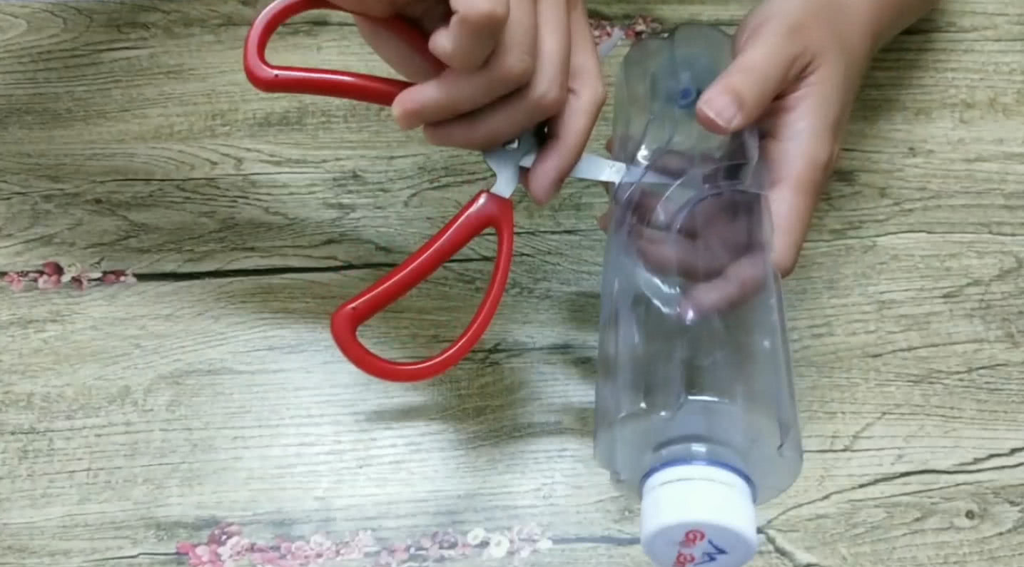塑料瓶上打两个洞，马上变成打气筒，吹气球省力又省时，简单易学
