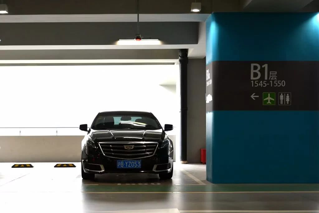 膨胀了、膨胀了！小俩口开着凯迪拉克豪车玩转上海滩！