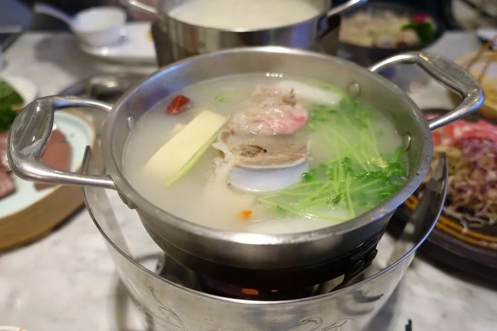 膨胀了、膨胀了！小俩口开着凯迪拉克豪车玩转上海滩！