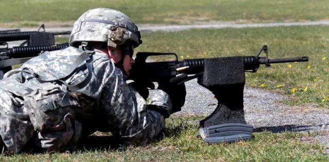 美军步枪射击,精准狙击和盲射区别