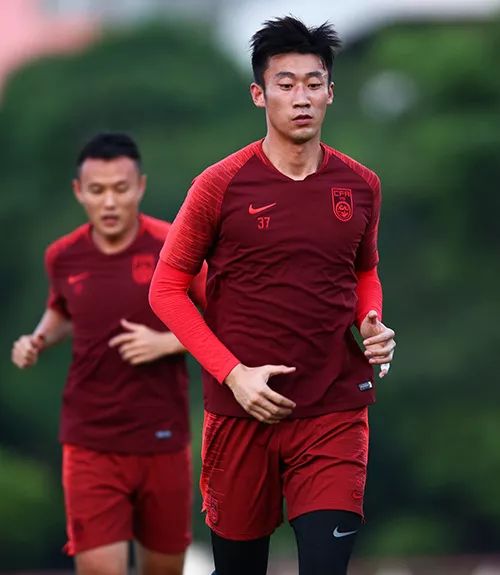 “新人”不新“老将”不老中国男足备战泰国加紧磨合