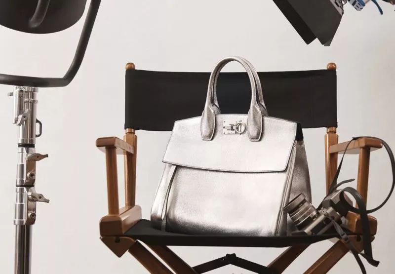 菲拉格慕23年秋冬新款男士豆豆鞋,菲拉格慕的经典蝴蝶结女鞋