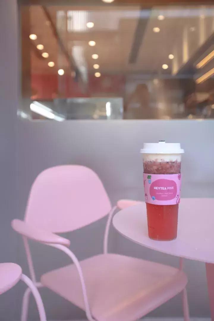 冷谈的网红喜茶哥太拼了，说变绿就绿