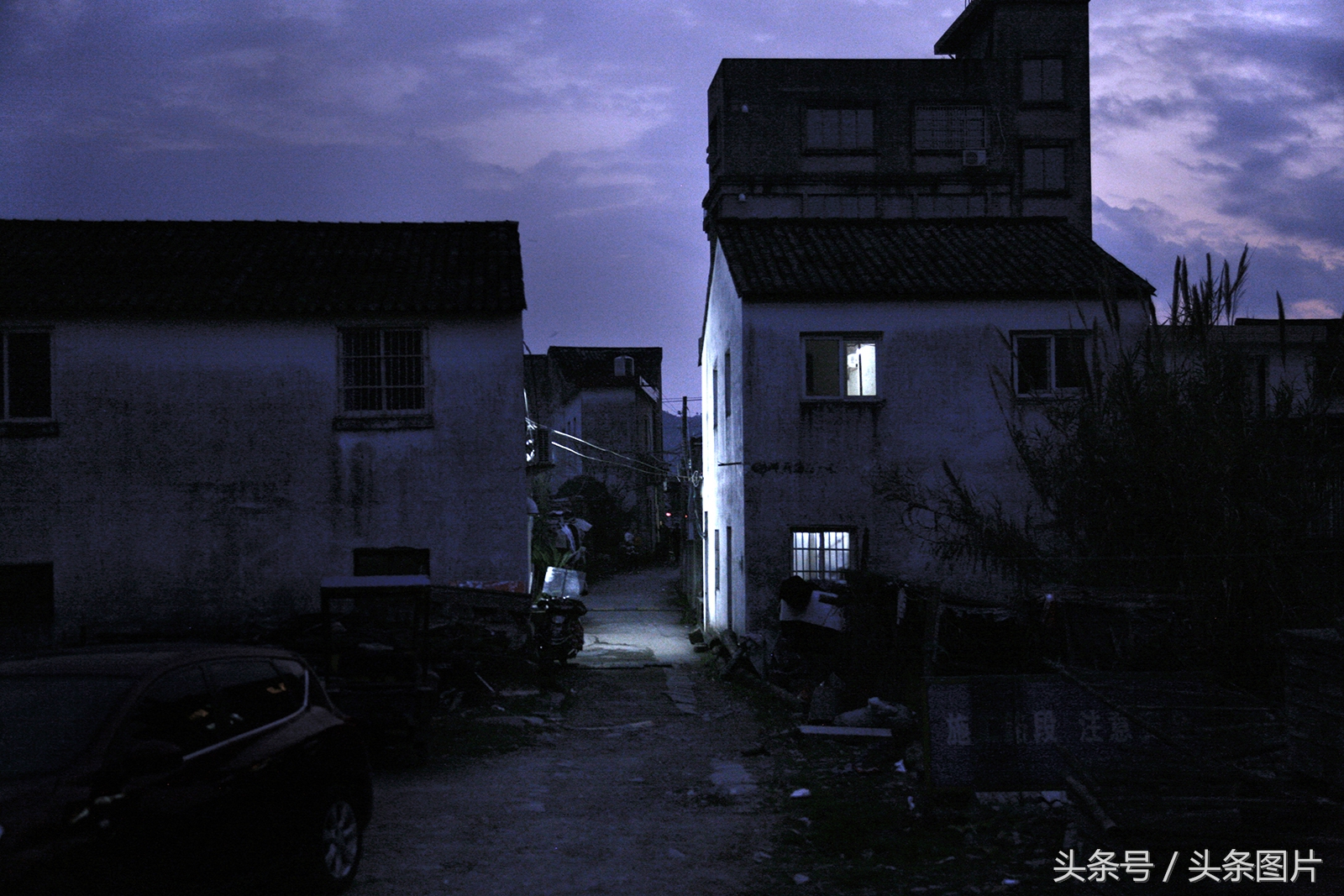 归来的*亡流**:留学法国的温州姑娘拍下了她寻不回的故乡