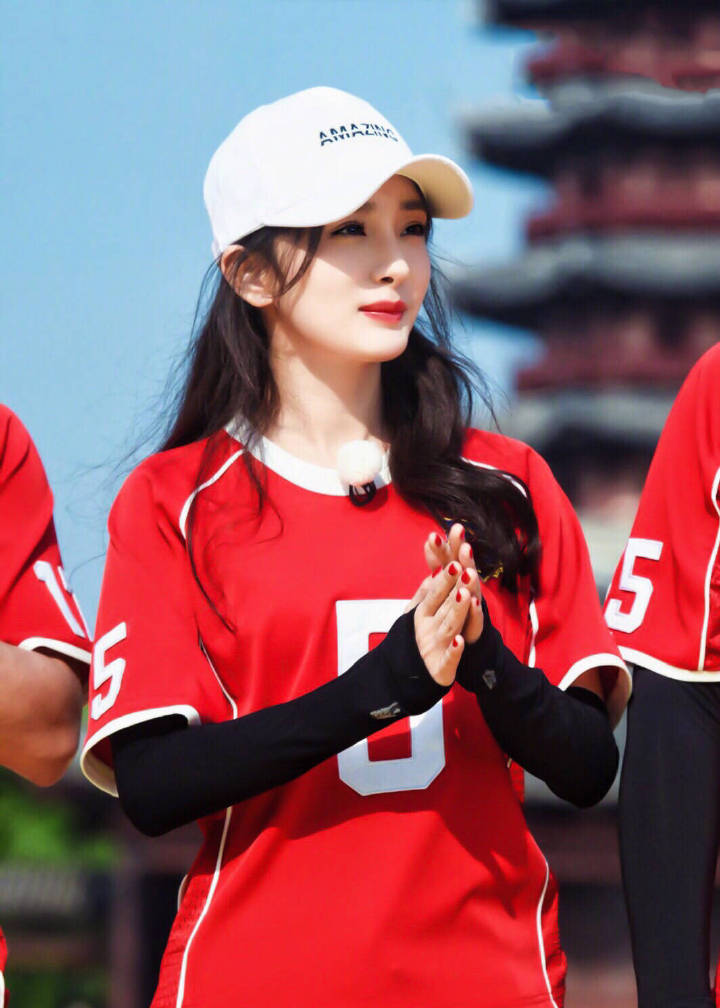 杨幂上跑男,杨幂录制节目踢足球