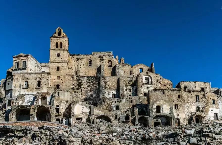 深山里发现荒无人烟的鬼城,欧洲无人小镇