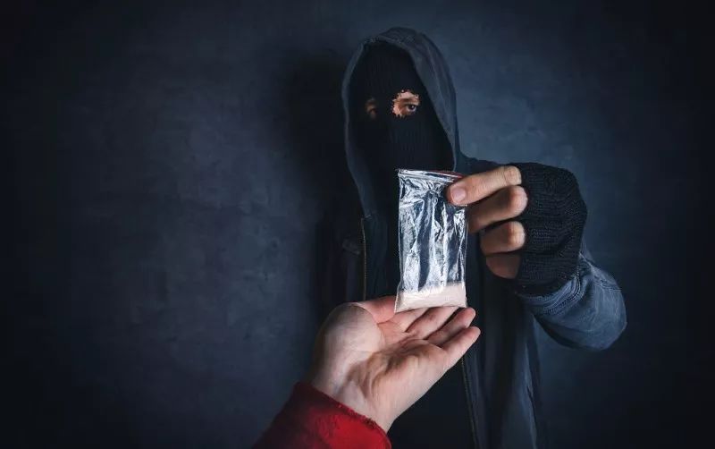 容留他人吸毒买卖毒品怎么处罚,为他人代购毒品如何认定