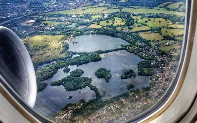 飞机高空拍摄效果图,飞机靠窗风景照片怎么拍