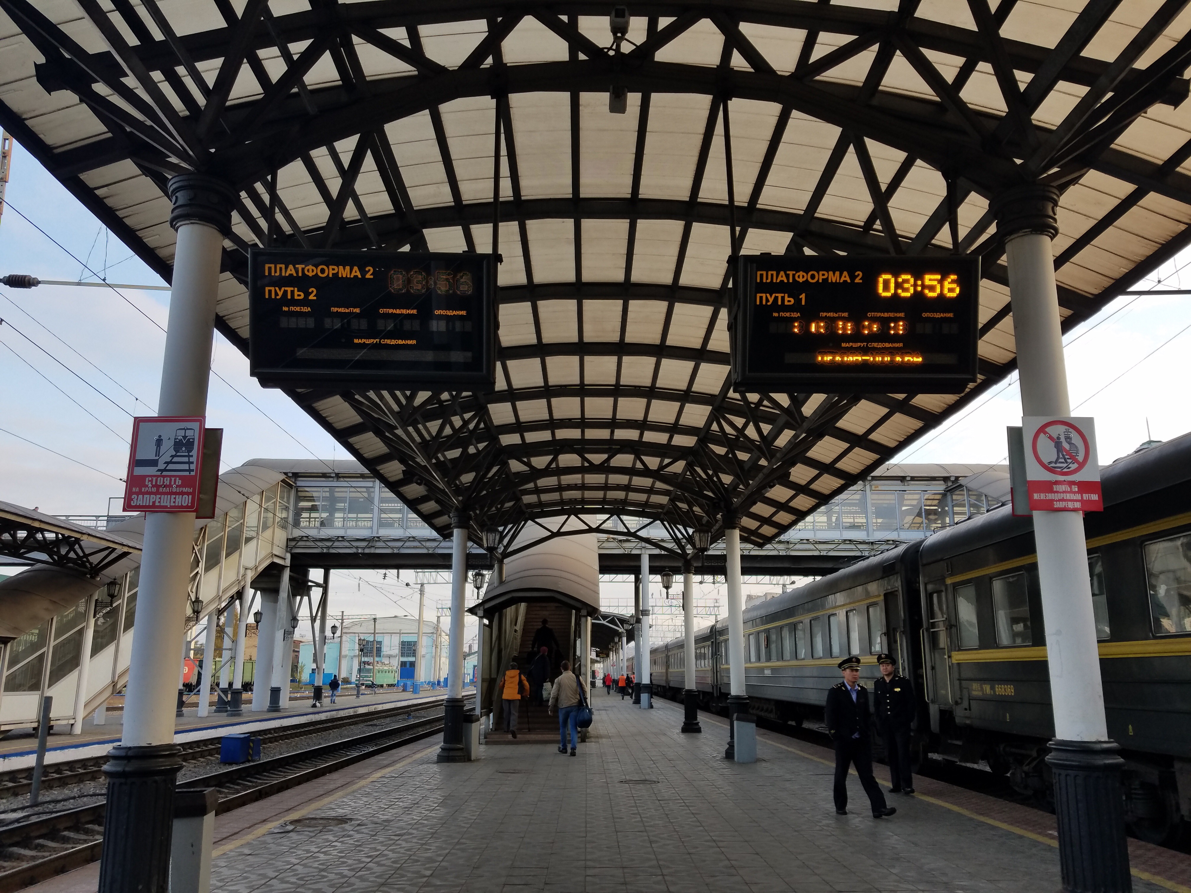 她在127小时的K3火车上拍婚纱照,看了三个国家的风景