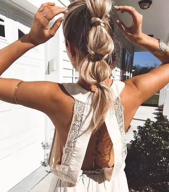 只要两步就能学会的扎发,今夏中性发型女生怎么扎