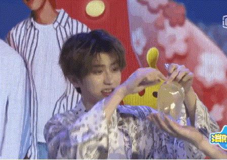 蔡徐坤说林彦俊逛街买袜子,蔡徐坤林彦俊王子异合体