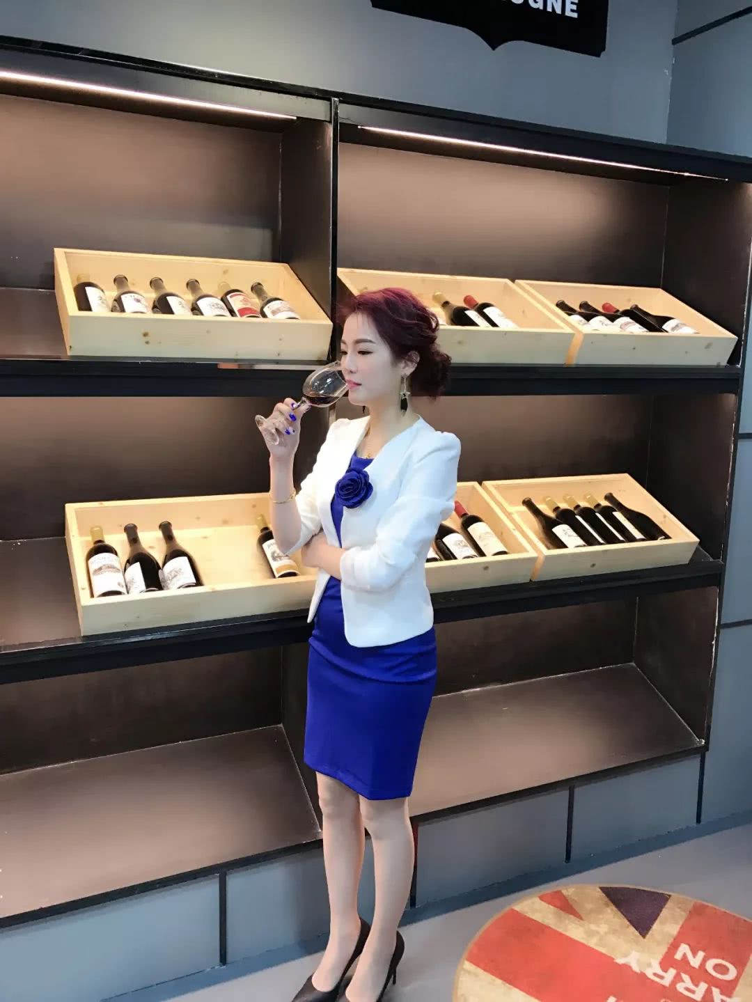 带着娃做着生意真不容易,带着小娃做生意