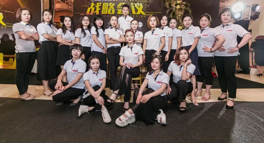 带着娃做着生意真不容易,带着小娃做生意