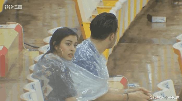 国足对阵泰国女球迷,国足泰国观众席