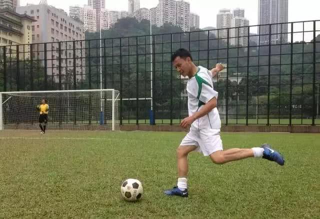 曾是运动员,香港职业足球运动员谭咏麟