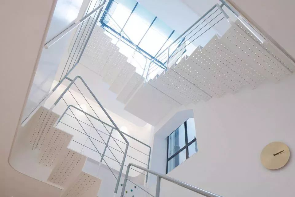 连树都种进房子！71岁高龄老房爆改“回春”，从危房到美宿，不只是惊艳！