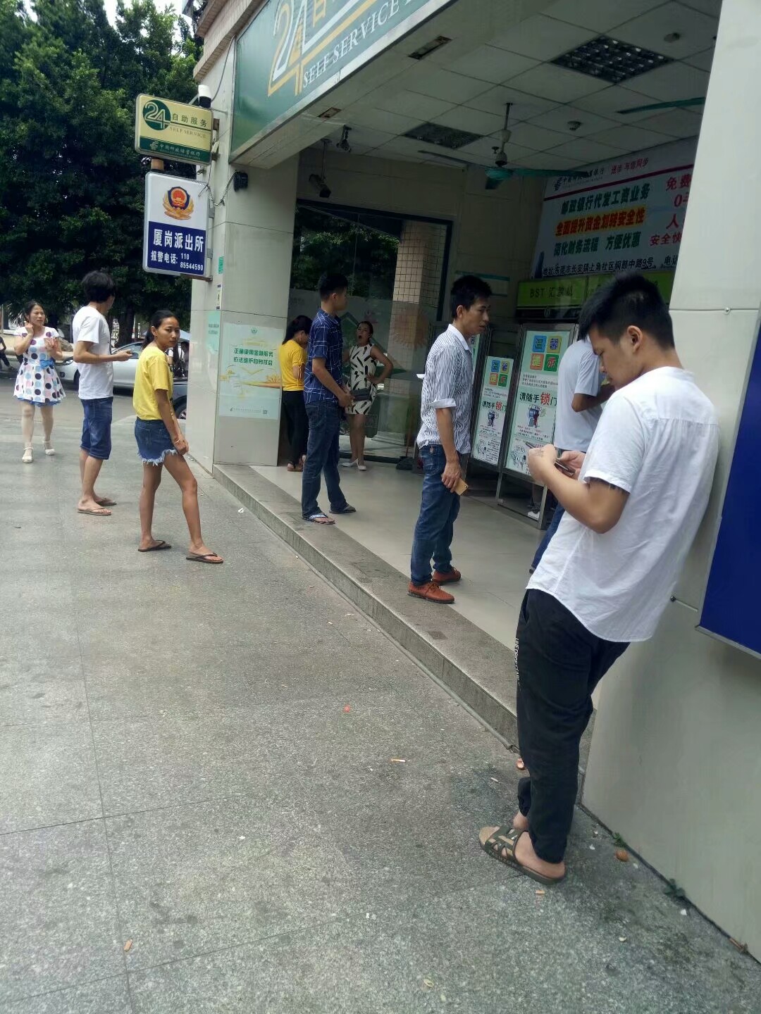 东莞长安，年轻人带着行李努力找工作，厂家给这样的工资努力招工