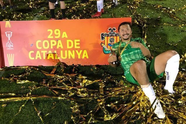 震撼！快40岁了，他依旧在欧洲踢球拿冠军，赚的钱拿回来做公益