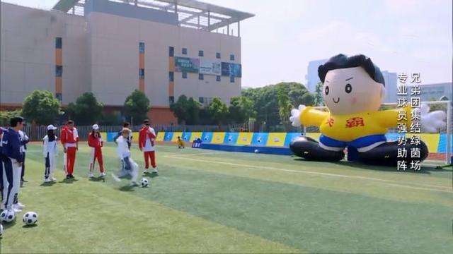 鹿晗邓超踢球,鹿晗踢球大力抽射