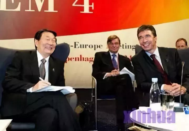 坐着六十年代椅子,小时候的椅子好怀旧