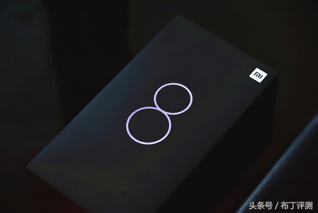 堪称国产版iPhoneX，全新配色加持，小米8金色版开箱简评！