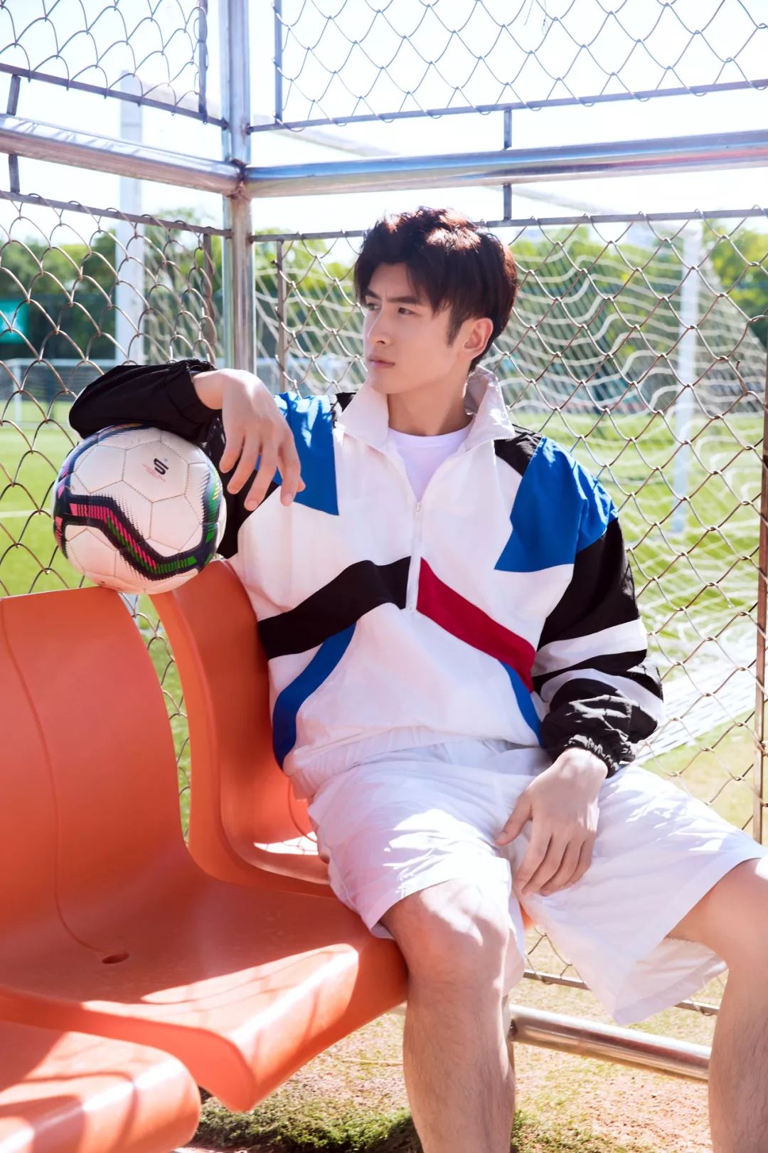 张云龙路透西装加足球,张云龙休闲帅照