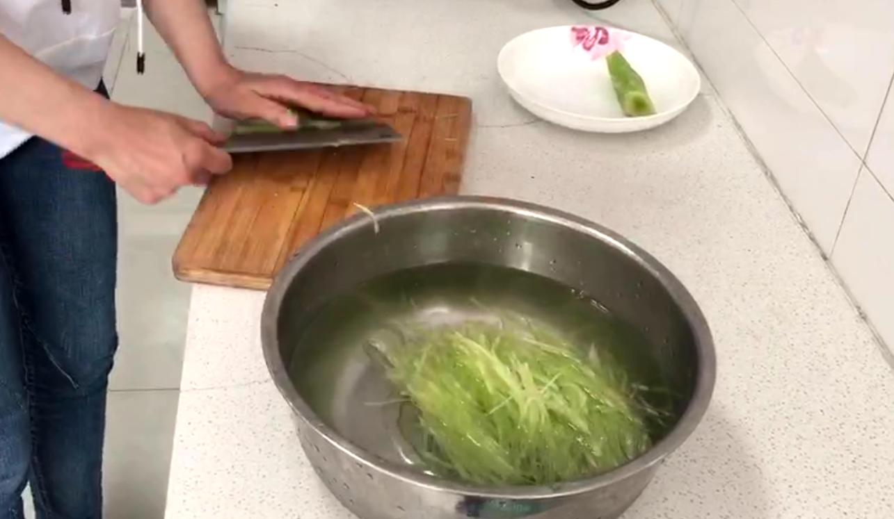 莴笋这样做五分钟搞定一吃就上瘾,这才是莴笋最好吃的做法脆爽滑嫩