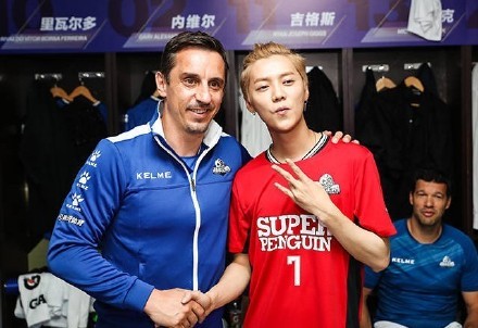 关晓彤穿足球服,关晓彤穿百褶裙跳舞