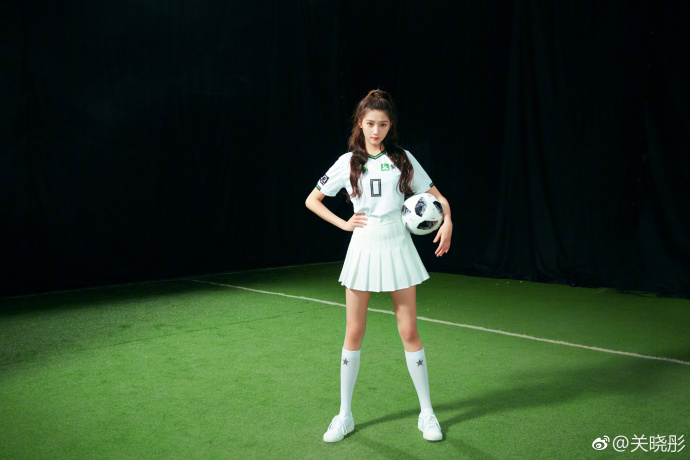 关晓彤踢足球的时候穿白裙,关晓彤助力奥运走秀