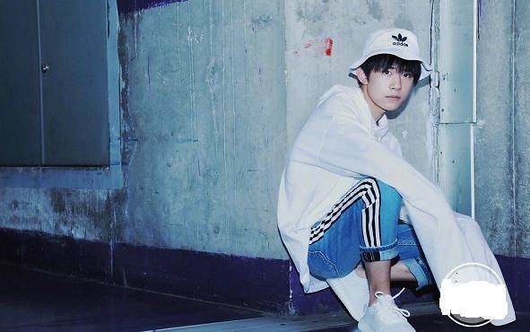 易烊千玺活动巅峰人气爆棚,易烊千玺一个动作涨粉