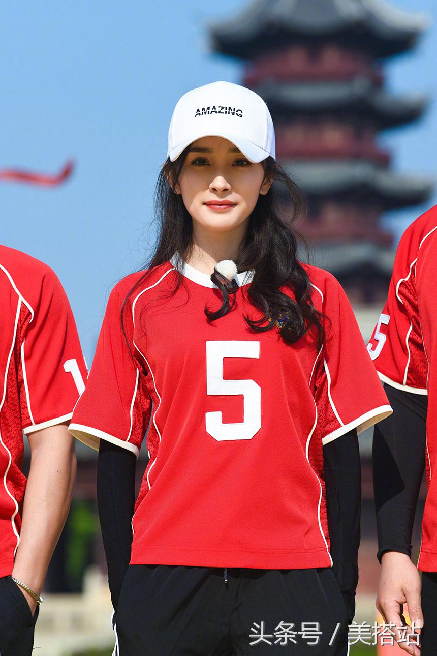 活力十足关晓彤化身足球宝贝,关晓彤化身足球宝贝助力世界杯