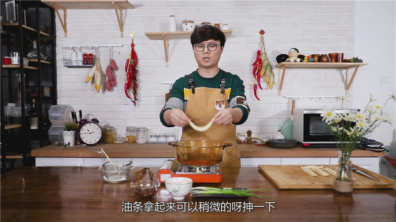 家常自制放心油条的做法视频,油条是怎么炸成的