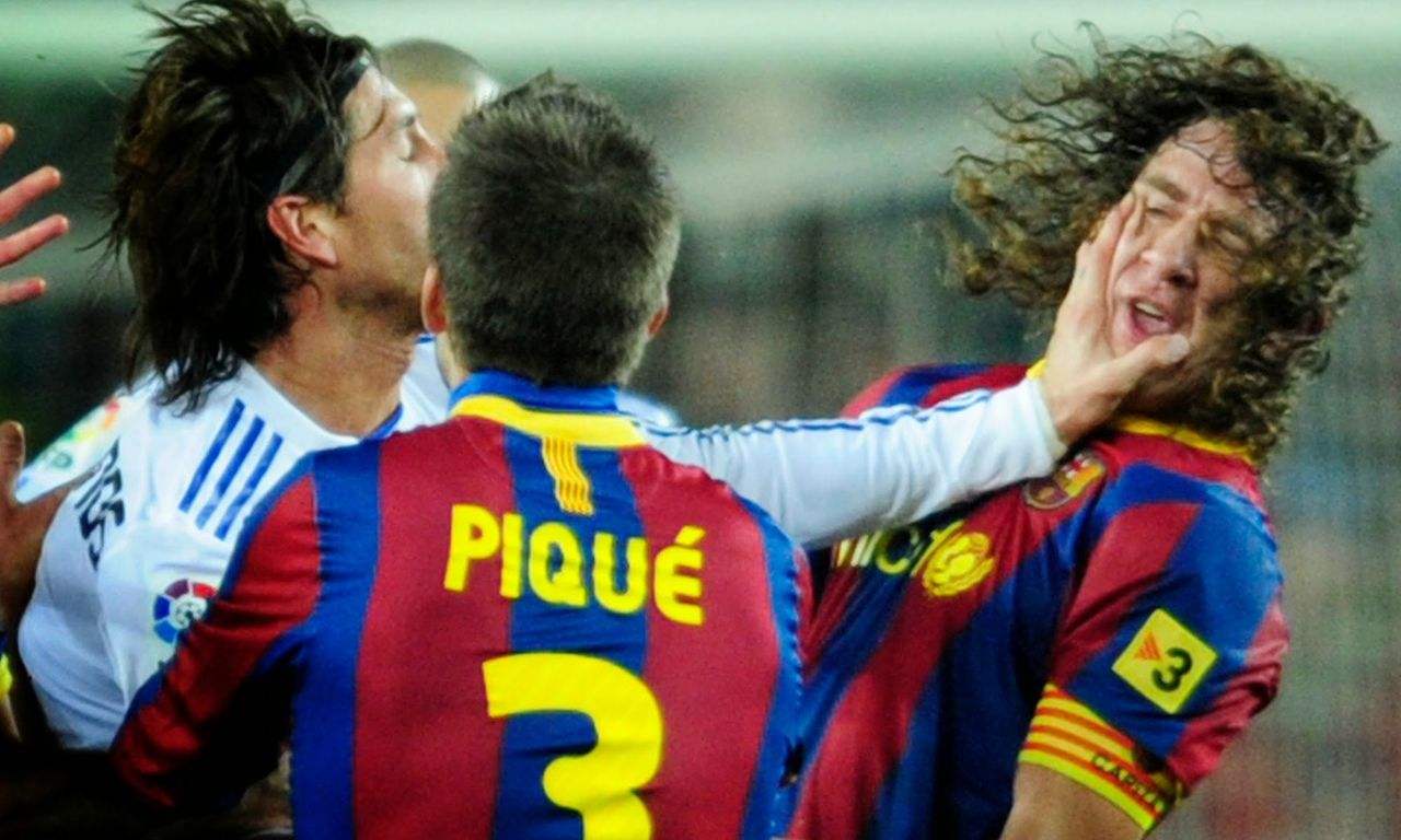 巴萨皇马球迷隔着玻璃骂架,巴萨皇马球迷互相嘲讽