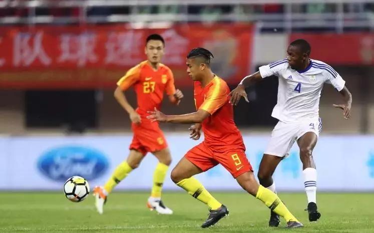 中国男足被纳米比亚连扳两球，国足球迷把矛头指向了恒大后卫！