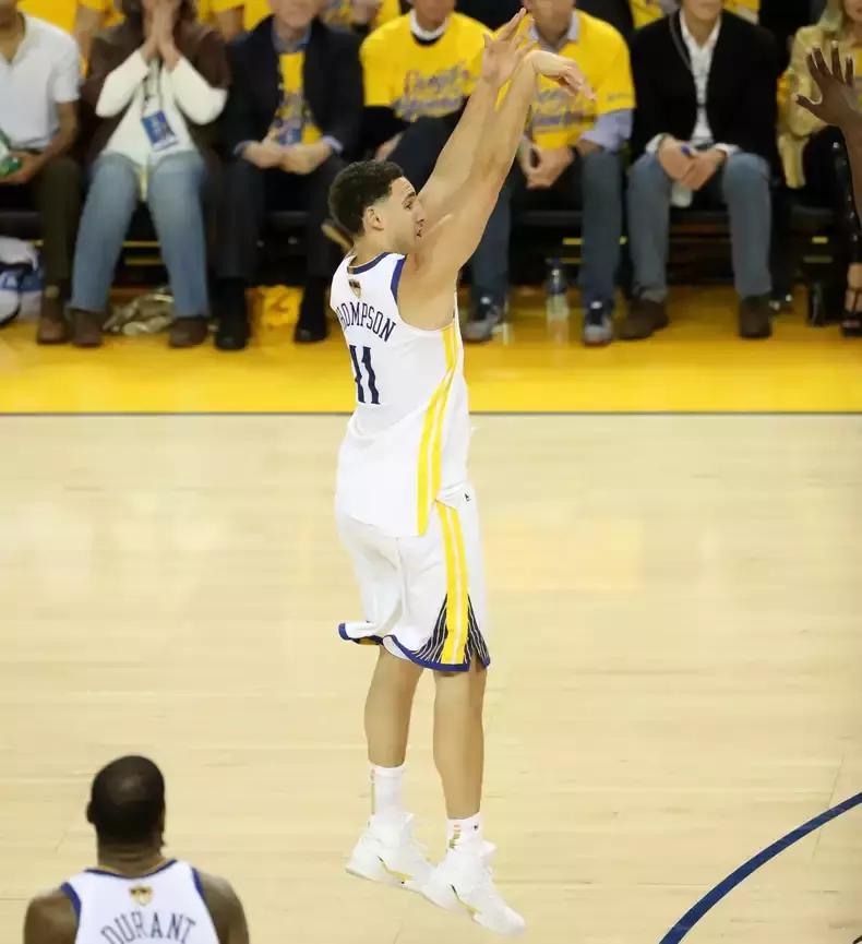 NBA总决赛G1赛场上脚鞋款一览