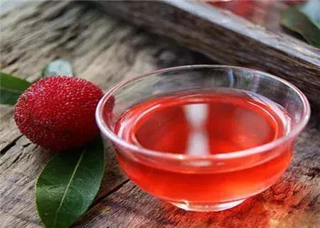 杨梅酒的功效及作用,杨梅酒的功效与作用及食用方法