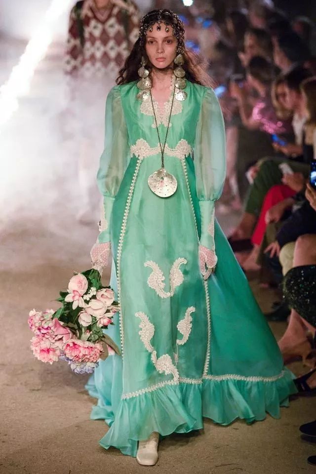 在“鬼”火重重的墓地看秀，是GUCCI给了你勇气