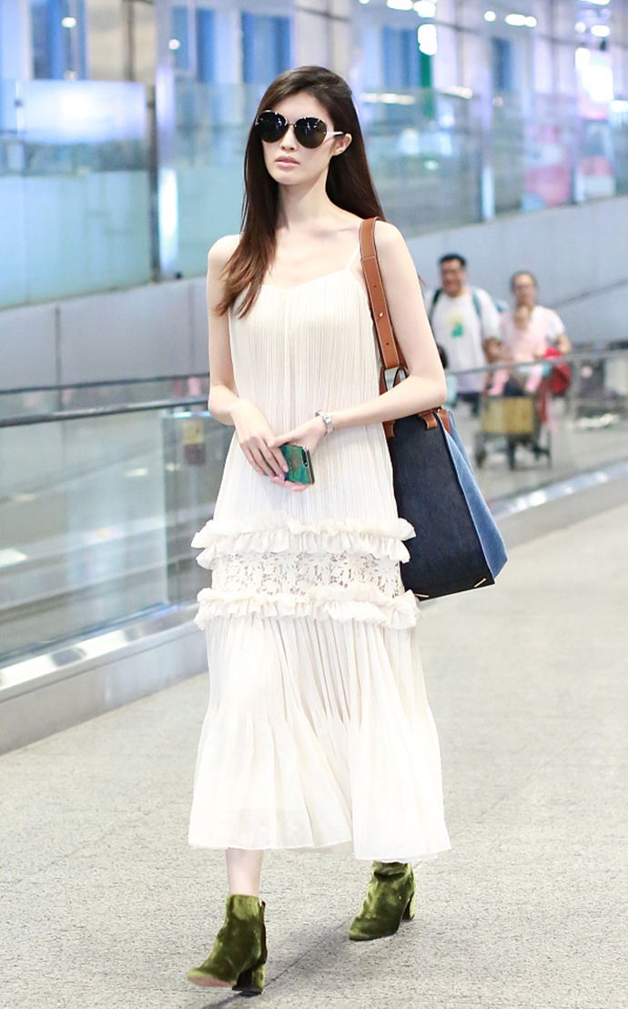 何穗白得发光老爹裤西装超模气场,超模何穗白到发光穿搭帅气又精致