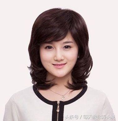 圆脸短发型中年女2020流行发型,脸型瘦中年女士短发发型气质