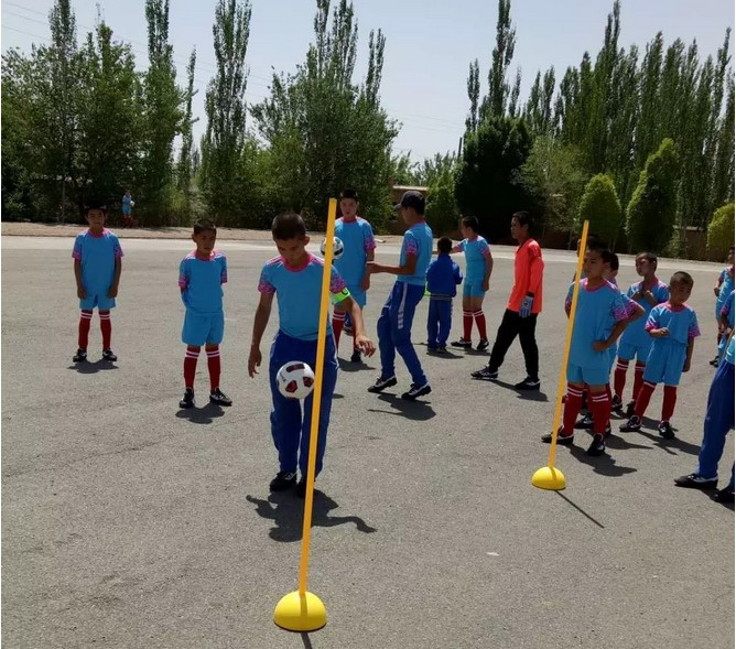 公益助圆足球梦——*疆新**红石慈善基金会水滴公益专项基金