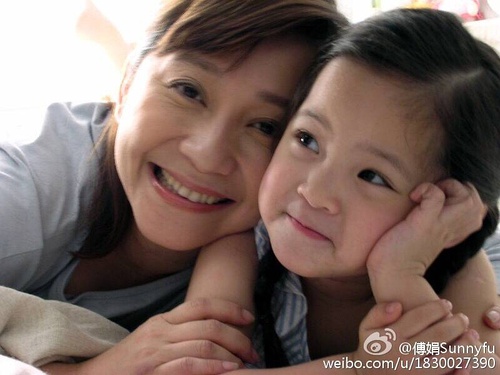 欧阳娜娜童年私照曝光,简直水蜜桃精转世,全身名牌这鞋太讲究了