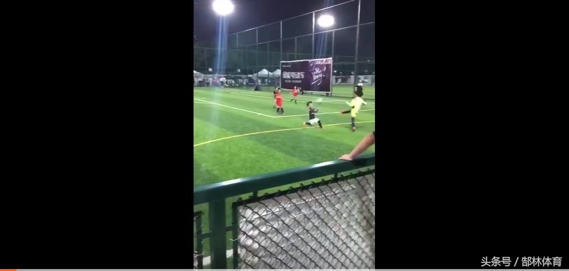 孩子被砸,小孩被砸的瞬间