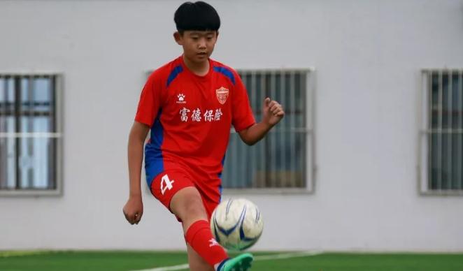 李世斌延边进球,李世斌延边领奖